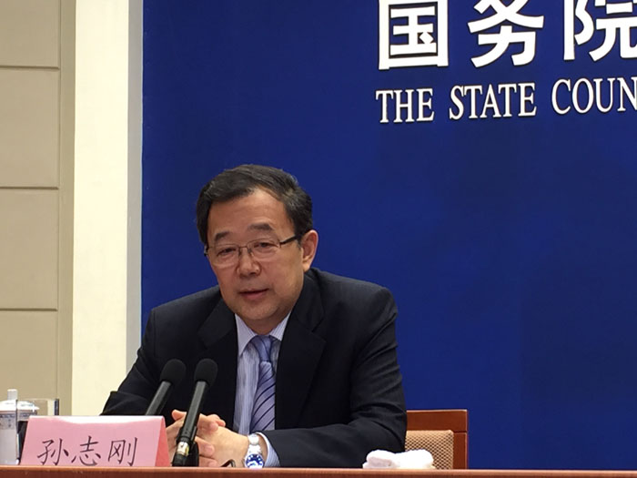國務院醫改領導小組副組長、國務院醫改辦主任、國家衛生計生委副主任孫志剛介紹《關于全面推開縣級公立醫院綜合改革的實施意見》、《深化醫藥衛生體制改革2014年工作總結和2015年重點工作任務》和《關于城市公立醫院綜合改革試點的指導意見》等政策文件有關情況.JPG