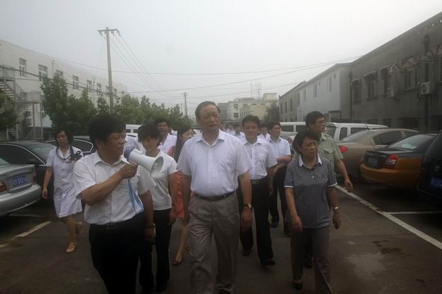 調整大小 北京市中醫管理局趙靜(右一)局長陪同王國強(中)副部長視察災情.jpg